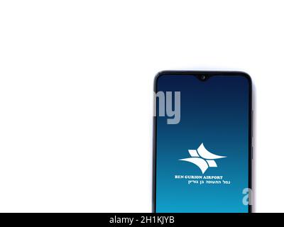 LOD, Israël - 8 juillet 2020 : écran de lancement de l'application Ben Gurion Airport avec logo sur l'affichage d'un smartphone mobile noir isolé sur fond blanc. T Banque D'Images