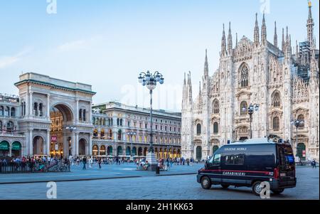 MILAN, ITALIE - VERS SEPTEMBRE 2019 : voiture carabinière, également appelée Carabinieri, patrouilant dans la ville de Milan en face de la cathédrale de Mialn. Surveillance et Banque D'Images