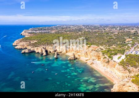 Portugal Algarve Beach Praia da Marinha mer océan vue sur drone photo aérienne d'au-dessus de l'eau Banque D'Images