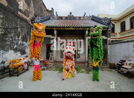 Georgetown, Penang/Malaysia - Jul 08 2016: Le danseur de Lion se présente devant le temple chinois Loo pun Hong. Banque D'Images