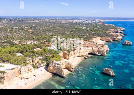 Portugal Algarve Beach Praia da Marinha mer océan vue sur drone photo aérienne d'au-dessus de l'eau Banque D'Images