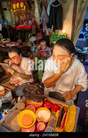 Bukit Mertajam, Penang/Malaysia - août 17 2016 : maquillage par deux artistes d'opéra. Banque D'Images