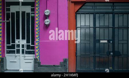 Photo de la façade d'une maison rose et d'une maison orange à côté l'une de l'autre Banque D'Images