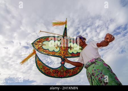 Kota Bahru, Kelantan/Malaisie - Jul 15 2017: Un homme joue son cerf-volant de lune à l'extérieur. Banque D'Images