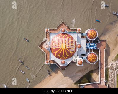 Bukit Georgetown, Penang/Malaysia - Mai 04 2019 : vue aérienne de la mosquée flottante Tanjung Bungah le matin. Banque D'Images