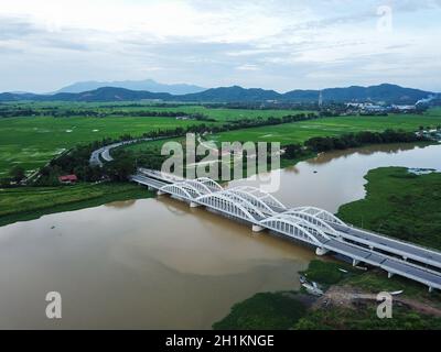 Kuala Muda, Penang/Malaysia - juin 23 2019 : Jambatan Merdeka de l'autre côté de la rivière Sungai Muda qui est frontière pour Kedah et Penang. Banque D'Images