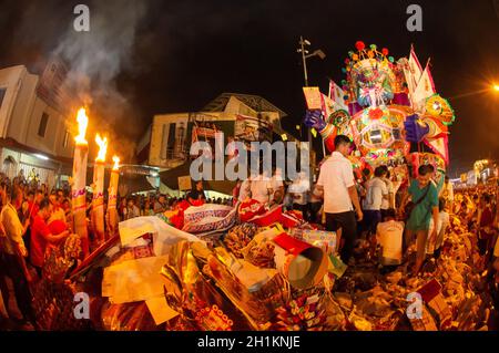 Bukit Mertajam, Penang/Malaysia - août 17 2019: Les gens ont mis la statue fantôme roi sur le papier de jos à brûler ensemble. Banque D'Images