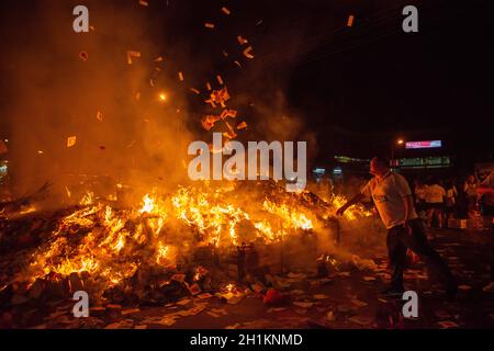 Bukit Mertajam, Penang/Malaysia - août 17 2019: Les gens lancent l'offrande dans les flammes pendant le festival des fantômes affamés. Banque D'Images