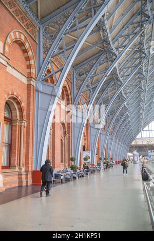 Londres, Royaume-Uni - 30 septembre 2020 : vue en portrait des personnes dans un couloir sous les Arches de Gray Metal à l'intérieur de la gare de St Pancras depuis Londres, Banque D'Images