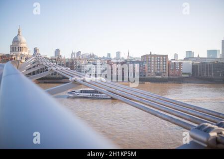 Londres, Royaume-Uni - 1er septembre 2020 : vue sur le paysage du Millenium Bridge Handrail menant à la cathédrale St Pauls à Londres, Royaume-Uni Banque D'Images