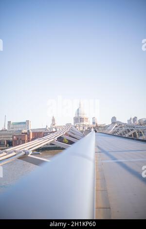 Londres, Royaume-Uni - 1er septembre 2020 : marcher le long du Millenium Bridge jusqu'à la cathédrale St Pauls à Londres, Royaume-Uni sans personne Banque D'Images