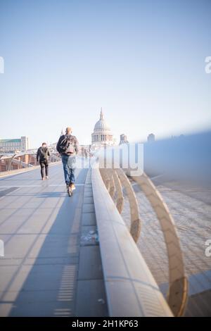 Personnes marchant le long du pont en direction de la cathédrale St Pauls à Londres, Royaume-Uni Banque D'Images
