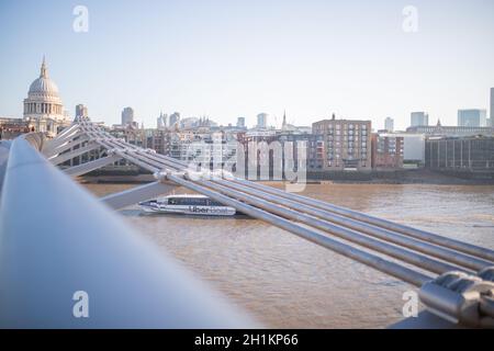 Londres, Royaume-Uni - 1er septembre 2020 : vue sur le paysage du Millenium Bridge Handrail menant à la cathédrale St Pauls à Londres, Royaume-Uni Banque D'Images