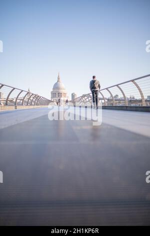 Londres, Royaume-Uni - 1er septembre 2020 : personnes marchant le long du Millenium Bridge jusqu'à la cathédrale St Pauls à Londres, Royaume-Uni Banque D'Images