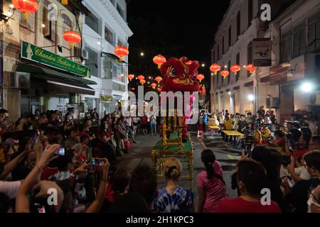 Georgetown, Penang/Malaysia - Fév 02 2020 : spectacle de danse du lion dans la rue. Banque D'Images