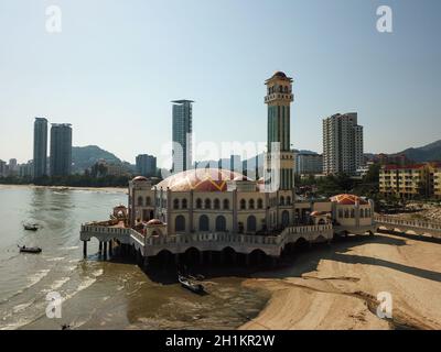 Georgetown, Penang/Malaisie - 03 2020 mars : mosquée flottante à Tanjung Bungah le matin. Banque D'Images