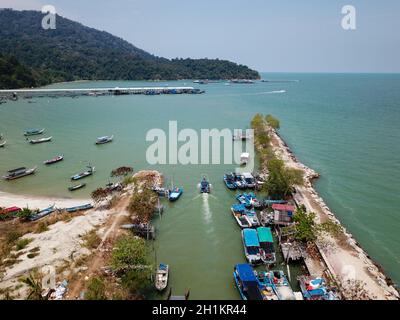 Teluk Bahang, Penang/Malaisie - 08 2020 mars : bateau de pêche aller en mer. Banque D'Images