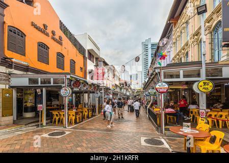 Singapour - 5 décembre 2019 : personnes marchant et faisant du shopping sur le marché de Chinatown Street à Singapour par temps nuageux. Banque D'Images