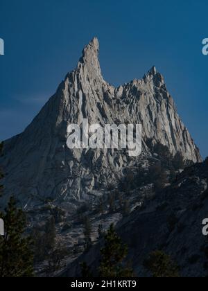 Belles vues sur Cathedral Peak tout en randonnée dans le parc national de Yosemite, Californie, Etats-Unis Banque D'Images