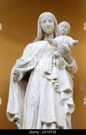 La Vierge Marie Eith bébé Jésus, portail de l'église Saint-Jacques le Grand à Porto Azzurro, Elbe, Italie Banque D'Images