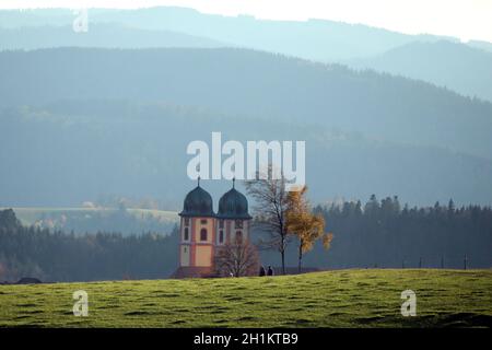 Die Türme der barocken Klosterkirche Mariä Himmelfahrt, heute katholische Pfarrkirche von St.Märgen, ragen über den Höhenrück der Gemeinde hinaus Banque D'Images