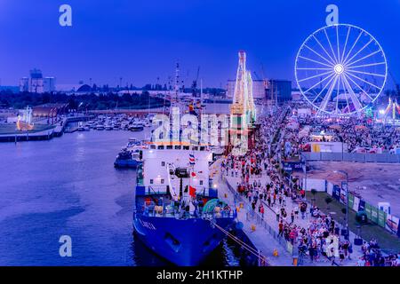 Szczecin, Pologne, juin 2019 Cranes appelé Dzwigozaury, parc d'attractions de la rivière Odra Boulevards. Foules de touristes appréciant des journées du festival de la mer Banque D'Images