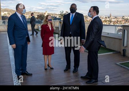 Tbilissi, Géorgie.18 octobre 2021.Le secrétaire américain à la Défense Lloyd J. Austin III, s'entretient avec le premier ministre géorgien Irakli Garibashvili, à droite, l'ambassadeur des États-Unis en Géorgie Kelly Degnam, au centre, et le ministre géorgien de la Défense Juansher Burchuladze, à gauche, le 18 octobre 2021 à Tbilissi, en Géorgie.Austin est à Tbilissi pour réaffirmer le soutien des États-Unis à la souveraineté et à l'intégrité territoriale.Credit: Chad McNeeley/DOD/Alay Live News Banque D'Images