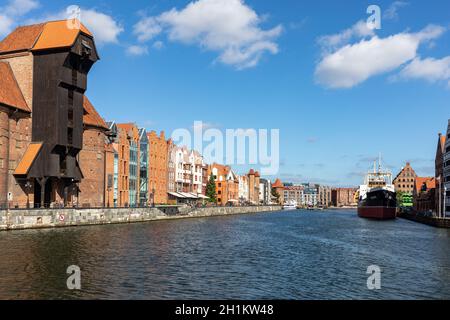 Gdansk, Pologne - 9 septembre 2020 : la plus grande grue portuaire médiévale d'Europe et les bâtiments historiques de la Dlugie Pobrzeze au-dessus de la rivière Motlawa à Gdans Banque D'Images