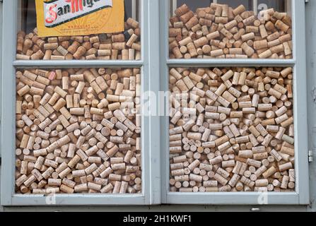 Bouchons de bouteilles de vin utilisés exposés dans la fenêtre d'un magasin de vins, Graz, Styrie, Autriche Banque D'Images