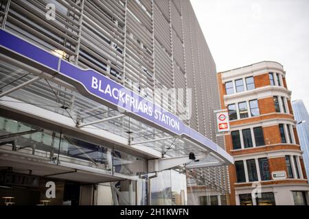 Londres, Royaume-Uni - 14 février 2020 : photo de paysage de l'enseigne bleue Blackfriars Station au-dessus de l'entrée d'un bâtiment couvert de barres grises, et avec un Banque D'Images