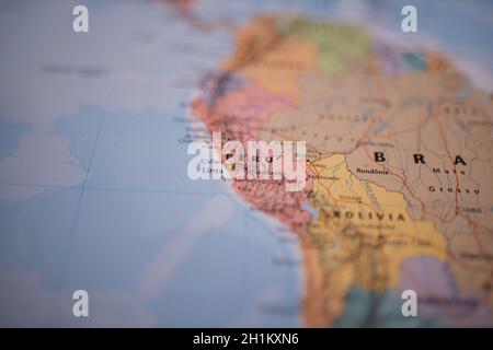 Pérou sur une carte de l'Amérique du Sud avec ses routes principales marquées en rouge et avec le reste des pays brouillé Banque D'Images