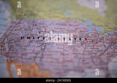 États-Unis sur une carte de l'Amérique du Nord avec ses routes principales marquées en rouge et avec le reste des pays brouillé Banque D'Images