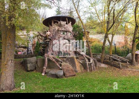 Une sculpture d'un vieux chêne fabuleux et d'autres personnages fabuleux du conte de Pouchkine. Glade de contes de fées dans le parc de Buky Landscape Park, Ukraine Banque D'Images