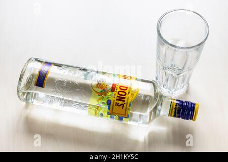 MOSCOU, RUSSIE - 4 NOVEMBRE 2020 : vue du dessus de la bouteille de Gordon's London Dry Gin et du verre vide sur un panneau marron clair. Gordon est la marque de Lond Banque D'Images