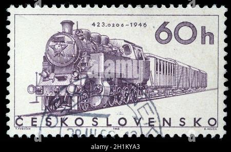 Timbre imprimé en Tchécoslovaquie montrant la locomotive '423.0206' de 1946, vers 1965. Banque D'Images