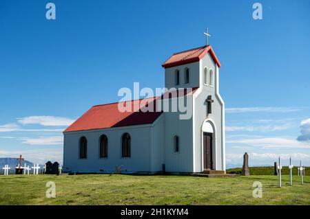 Église islandaise rurale typique sous un ciel bleu d'été Banque D'Images