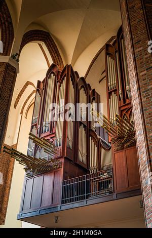 De grands orgues de pipe dans la basilique de la cathédrale Saint-Jacques l'Apôtre à Szczecin, Pologne. L'Église a été fondée en 1187 et achevée au XIV siècle Banque D'Images