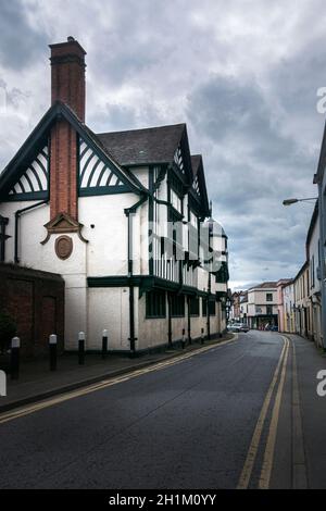Vue sur une maison à pans de bois dans l'ancienne ville marchande de Ledbury, Herefordshire, Royaume-Uni Banque D'Images