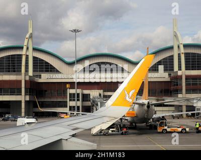 Pegasus avions devant le terminal de l'aéroport international Sabiha Gökcen VU Banque D'Images