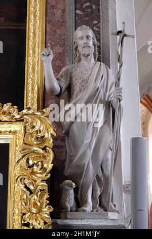 NOVO MESTO, SLOVÉNIE - 30 JUIN : Saint Jean-Baptiste, statue sur autel à la cathédrale Saint-Nicolas à Novo Mesto, Slovénie, le 30 juin 2015 Banque D'Images