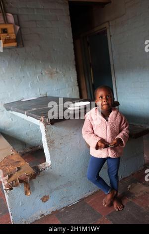 Jeune enfant pieds nus à Gugulethu Banque D'Images