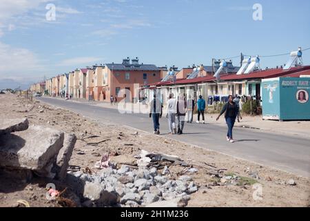 Les gens du coin marchent à Gugulethu Banque D'Images