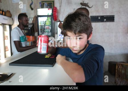 Préadolescents avec un soda dans le restaurant Gugulethu, Afrique du Sud Banque D'Images