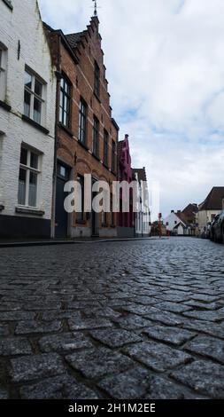 Bruges / Belgique - 03-08-2020: Chaussée et bâtiments Banque D'Images