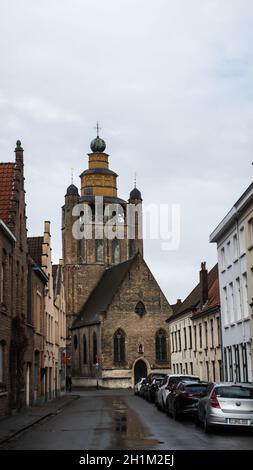 Bruges / Belgique - 03-08-2020: Route et bâtiment près de l'église Jeruzalemkerk Banque D'Images