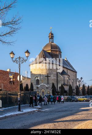 Kamianets-Podilskyi, Ukraine 01.07.2020. Église de la Trinité dans le centre historique de Kamianets-Podilskyi, le matin ensoleillé de noël en hiver Banque D'Images