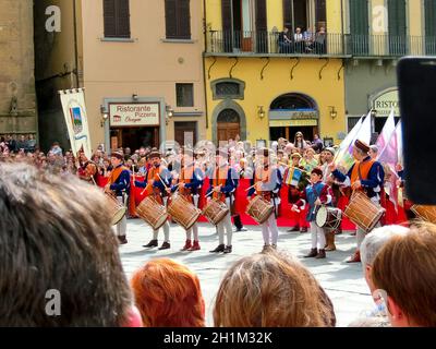 Florence, Italie - 01 mai 2014: Les touristes regardant le défilé de Trofeo Marzocco à Florence, Italie.Le Trofeo Marzocco est un drapeau traditionnel du jour de mai Banque D'Images