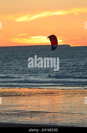 Saint-Malo, France - 13 septembre 2018 : le coucher du soleil et de kitesurf sur la plage de Saint Malo, Bretagne, France Banque D'Images