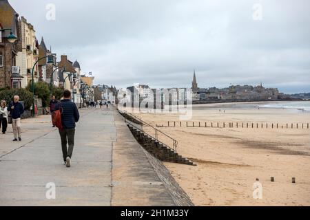 Saint-Malo, France - 12 septembre 2018 : vue sur la plage et la vieille ville de Saint-Malo. Bretagne, France Banque D'Images