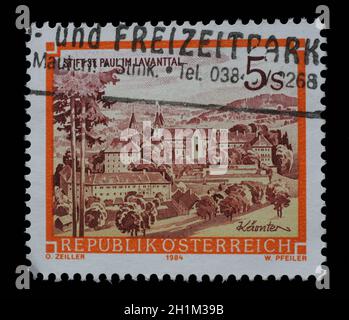 Timbre imprimé en Autriche montre l'abbaye de Saint-Paul dans le Lavanttal, Karintien, des monastères de la série et Abbeys en Autriche, vers 1984 Banque D'Images